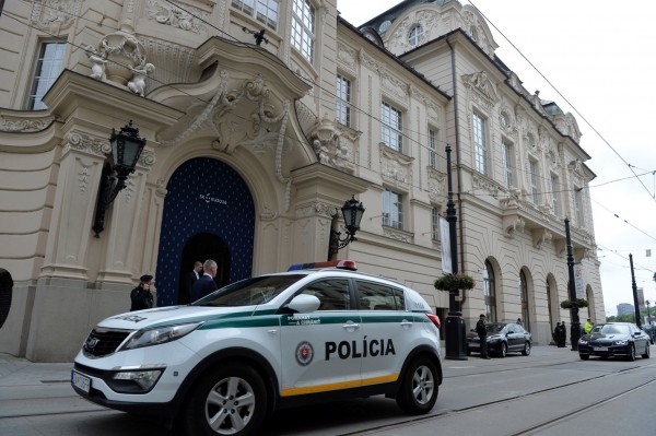 Policajné vozidlo pred Redutou v Bratislave